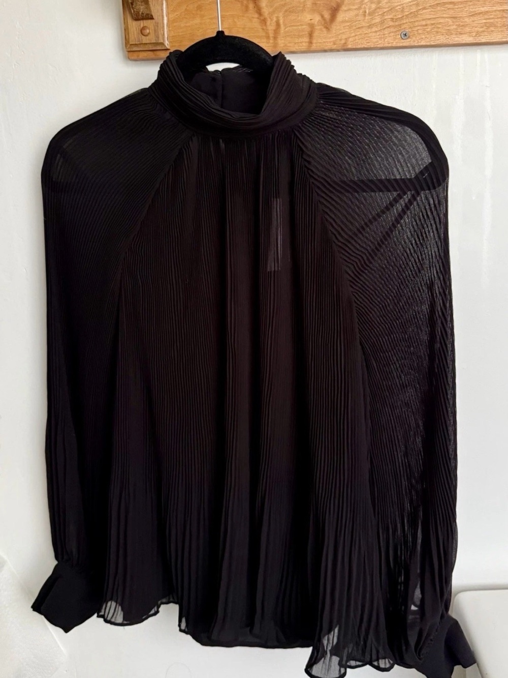 NWT Banana Republic Black Sheer Pleated Volume Sleeve Blouse Black
Mock Neck S